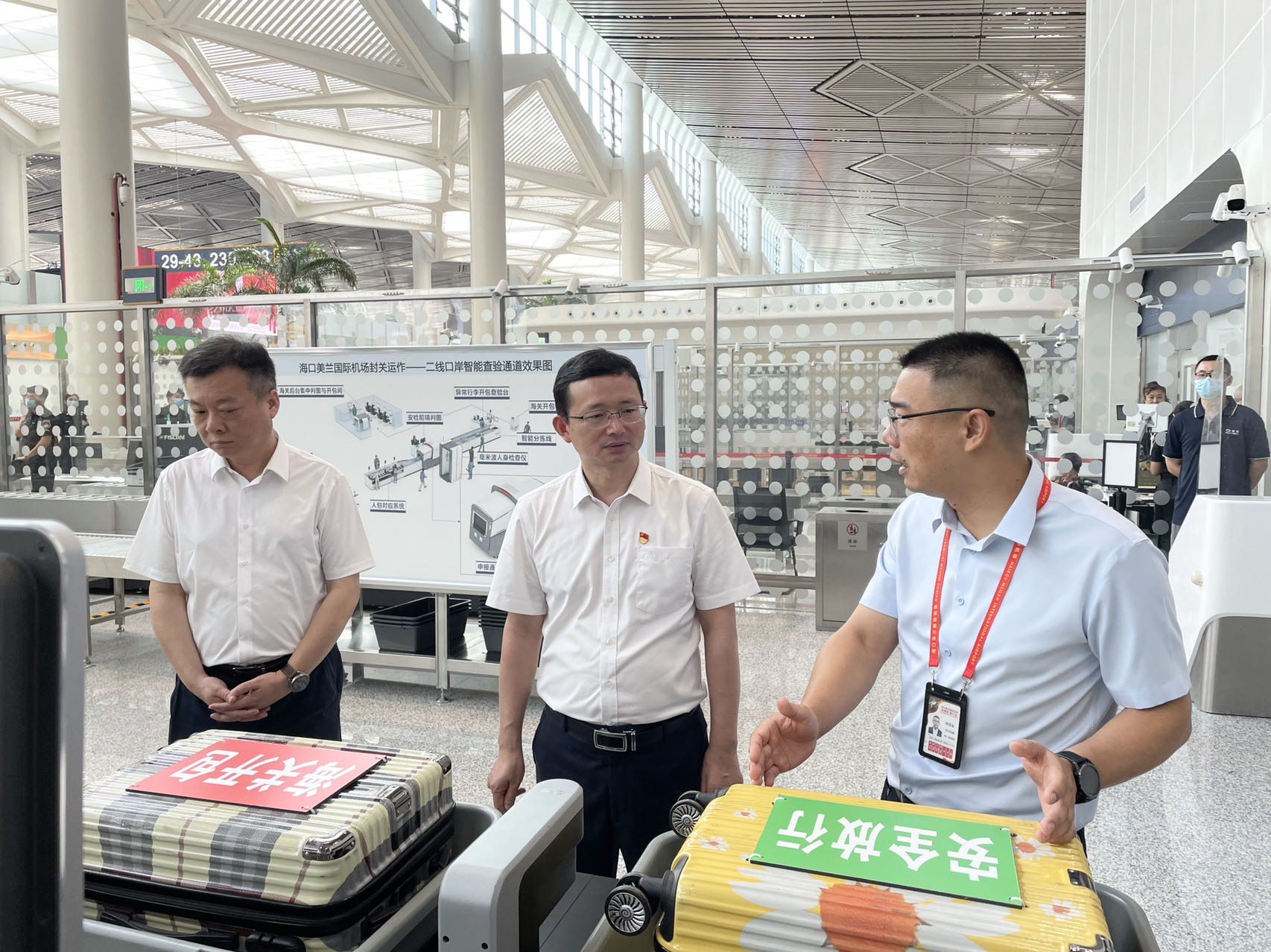 周军平深入海口美兰机场调研机场口岸封关运作项目建设